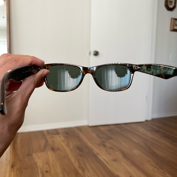 Ray Ban New Wayfarer Classic RB2132 52-18 - Picture 3 of 6